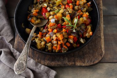 Ratatouille patlıcan, kabak, domates ve soğan ile yapılan