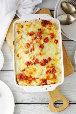 Lazanya yemek pişirme içinde peynir ile