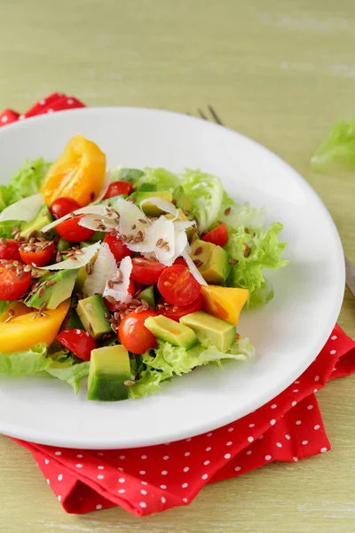 Tomato salad with avocado and cheese — Stock Photo, Image