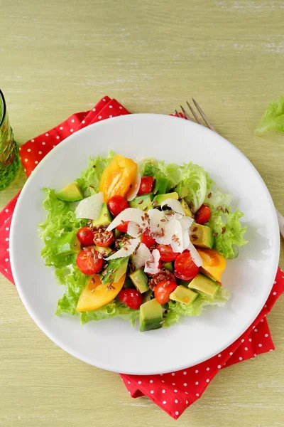Salade met avocado en kaas — Stockfoto