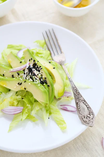 Avocado slices in salad — Stock Photo, Image
