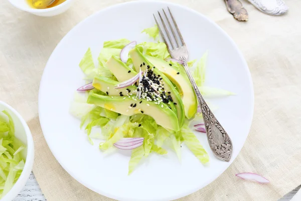 Salada de dieta com alface e abacate — Fotografia de Stock