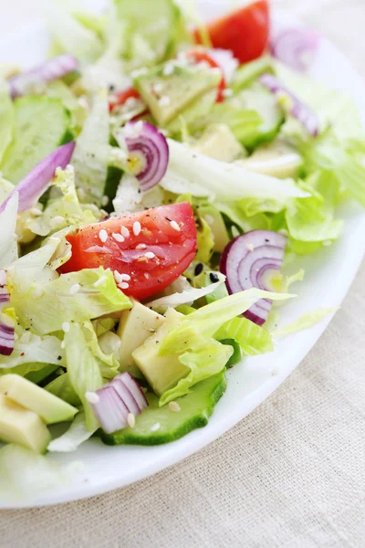 Salade de légumes sains sur assiette blanche — Photo