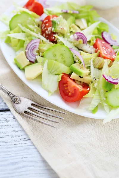 Salade d'été avec avocat dans l'assiette — Photo