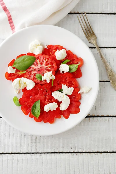 Salad with tomatoes and cheese — Stock Photo, Image