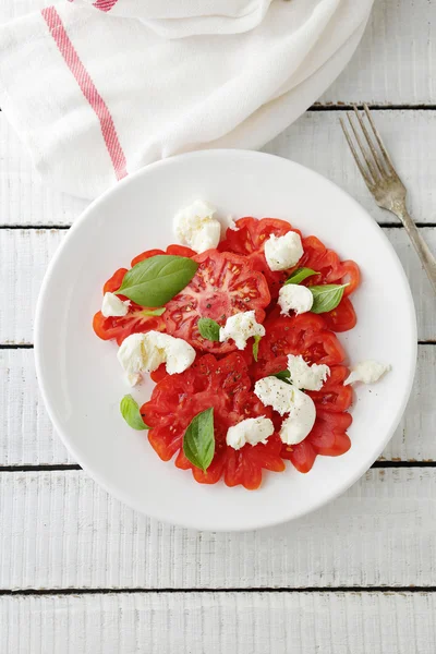 Frisse zomer tomatensalade op plaat — Stockfoto