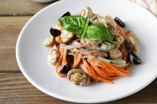 Pasta con champiñones y oliva — Foto de Stock