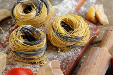 kesme tahtası üzerinde ham makarna