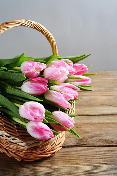 Tulipes roses dans le panier — Photo