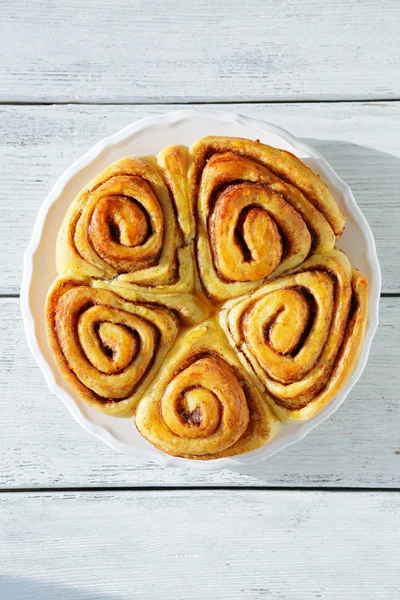 Bollos de canela al horno en plato blanco — Foto de Stock