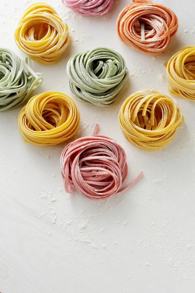 Pasta tagliatelle на белом столе — стоковое фото