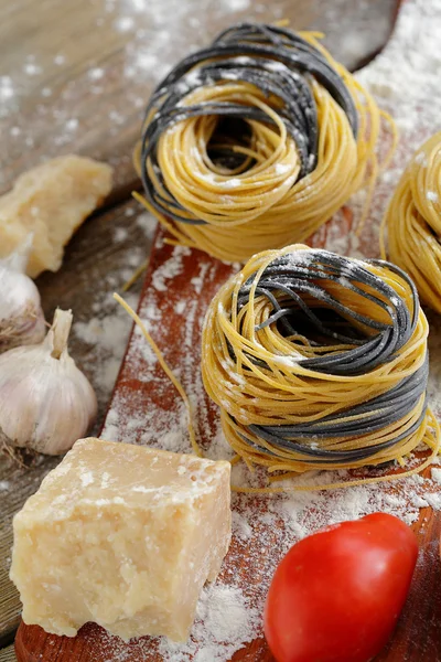 Rå pasta med ost — Stockfoto