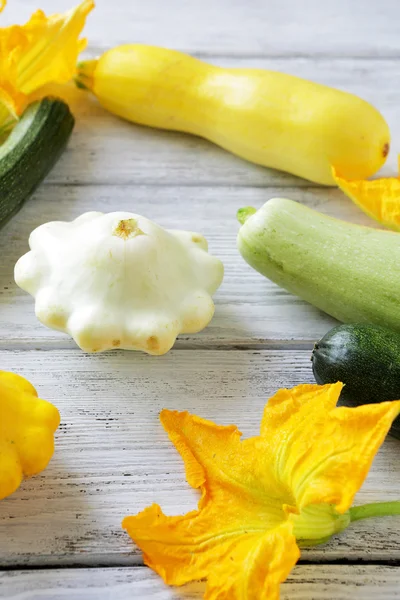 Verse courgette op wit hout — Stockfoto
