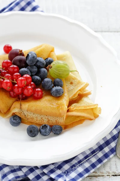 Crepes com bagas na chapa — Fotografia de Stock