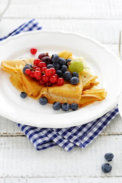 Crepes con mezcla de bayas — Foto de Stock