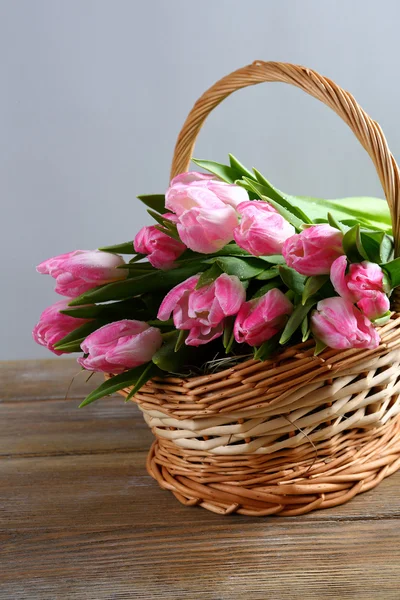 Flores frescas de primavera en cesta — Foto de Stock