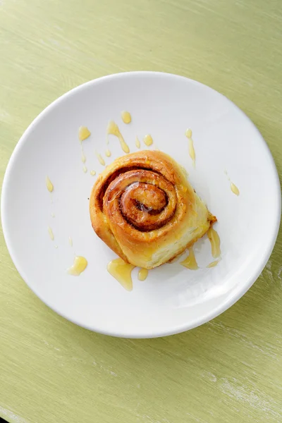 Bollos de canela caliente con miel — Foto de Stock