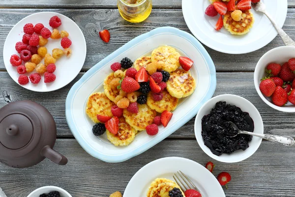 Frühstück Pfannkuchen mit Beeren — Stockfoto