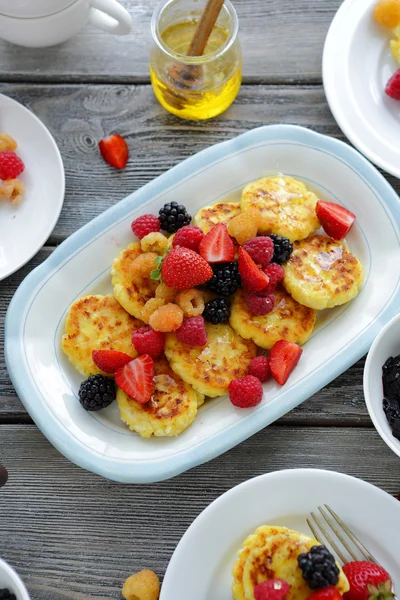 Panqueques de desayuno con bayas de verano — Foto de Stock