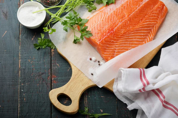 Cooking raw salmon — Stock Photo, Image