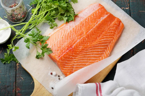 Raw salmon and ingredients — Stock Photo, Image