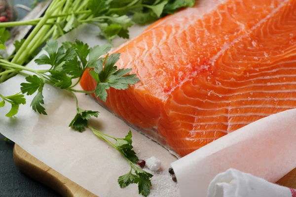 Cottura di salmone crudo e verdure fresche — Foto Stock