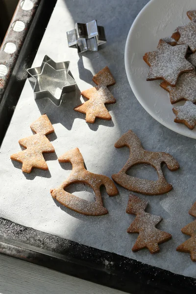 Galletas de Navidad en bandeja para hornear — Foto de Stock