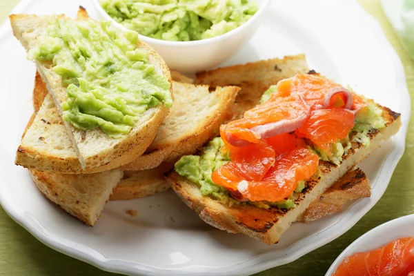 Bruschetta con salsa de salmón y aguacate — Foto de Stock