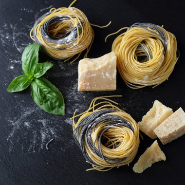 Kayrak malzemeler ile taze makarna