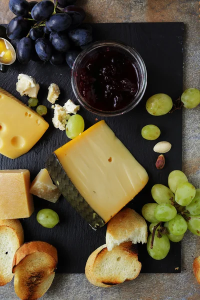 Käse mit reifen Trauben — Stockfoto