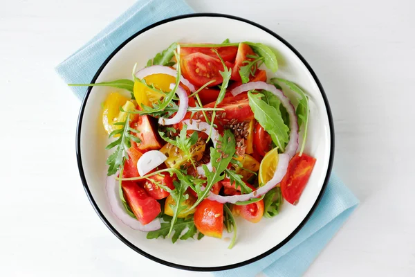Летний салат с помидорами — стоковое фото