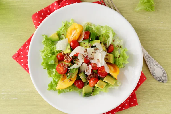 Färska grönsaker sallad på tallrik — Stockfoto