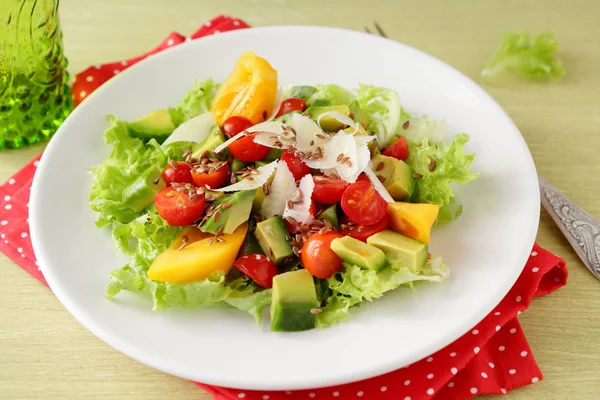 Salada fresca com abacate e legumes — Fotografia de Stock