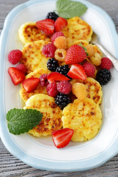 Cheese pancakes with fresh berry — Stock Photo, Image