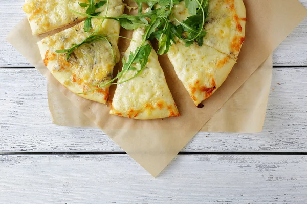Pizza de queijos com arugula — Fotografia de Stock