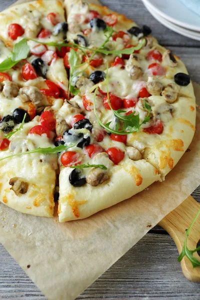 Pizza caseira com cogumelos — Fotografia de Stock