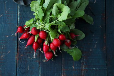 Tablo taze genç turp