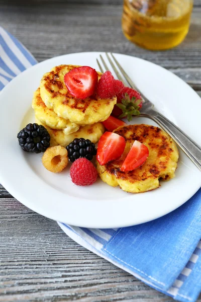 Panqueques de desayuno con bayas frescas —  Fotos de Stock