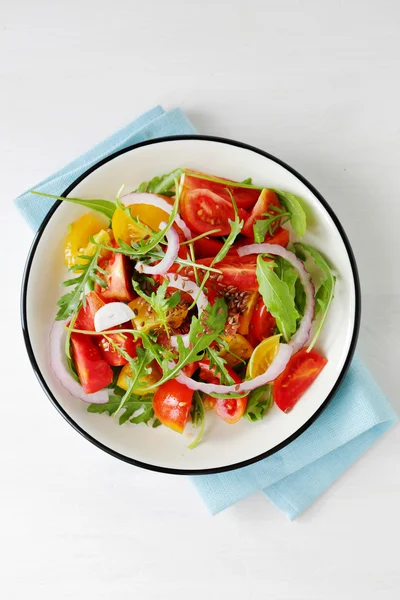 Leichter Tomatensalat auf Teller — Stockfoto