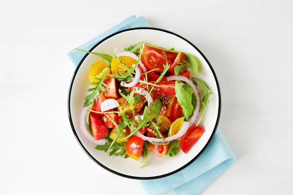Leichter Tomatensalat mit Rucola — Stockfoto
