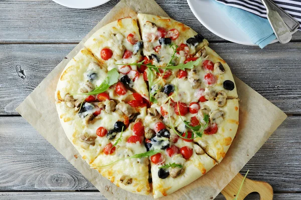 Heiße Pizza mit Pilzen und Oliven — Stockfoto