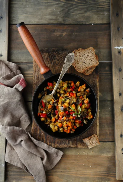 Смажені літні овочі на сковороді — стокове фото