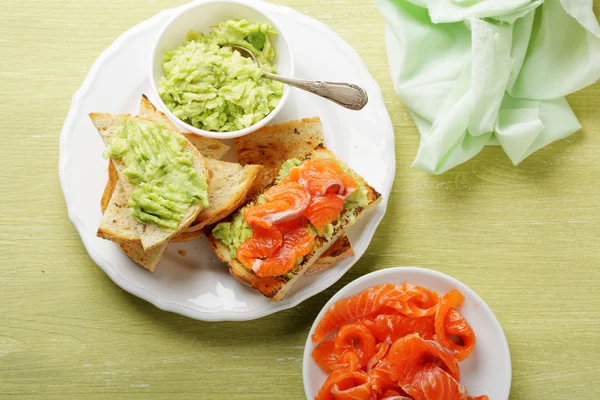 Canapé com molho de salmão e abacate — Fotografia de Stock