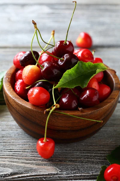 Fresh summer cherry in bowl — Stock Photo, Image