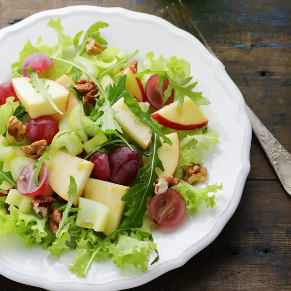 Зимний салат с яблоками — стоковое фото