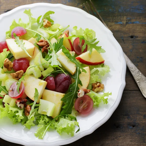 Salada de inverno com maçãs — Fotografia de Stock