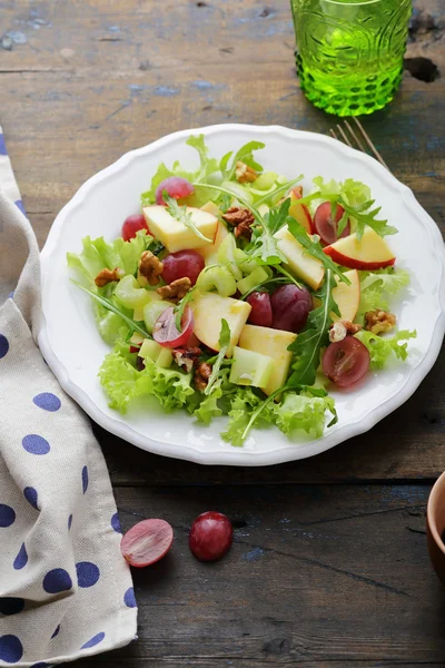 Kereviz ile meyve salatası — Stok fotoğraf