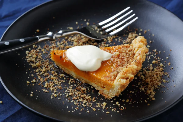 Stück Kürbiskuchen mit Sahne — Stockfoto