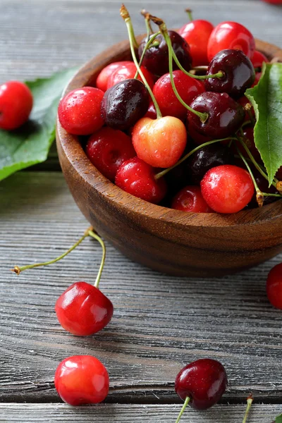 Cerise d'été dans un petit bol — Photo