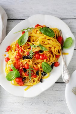 pasta plaka üzerinde kavrulmuş domates ile